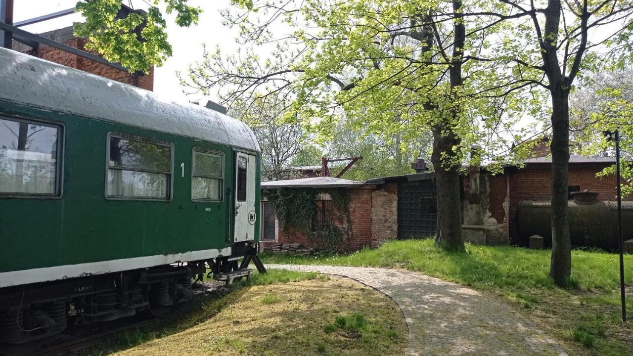 Wagony Sypialne W Muzeum Kolejnictwa Hotell Jaworzyna Slaska Exteriör bild