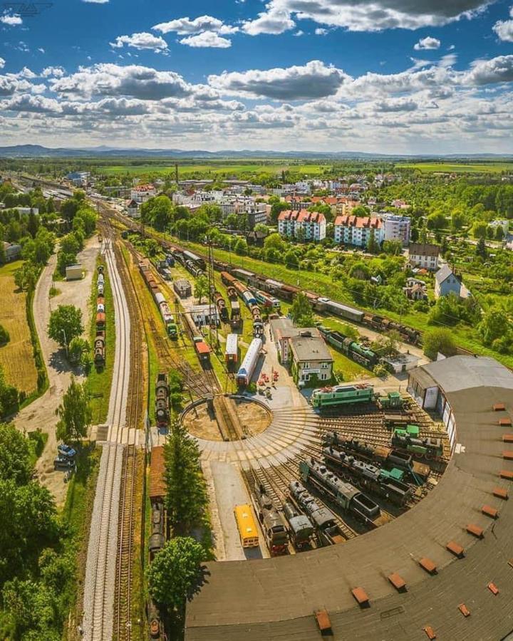 Wagony Sypialne W Muzeum Kolejnictwa Hotell Jaworzyna Slaska Exteriör bild