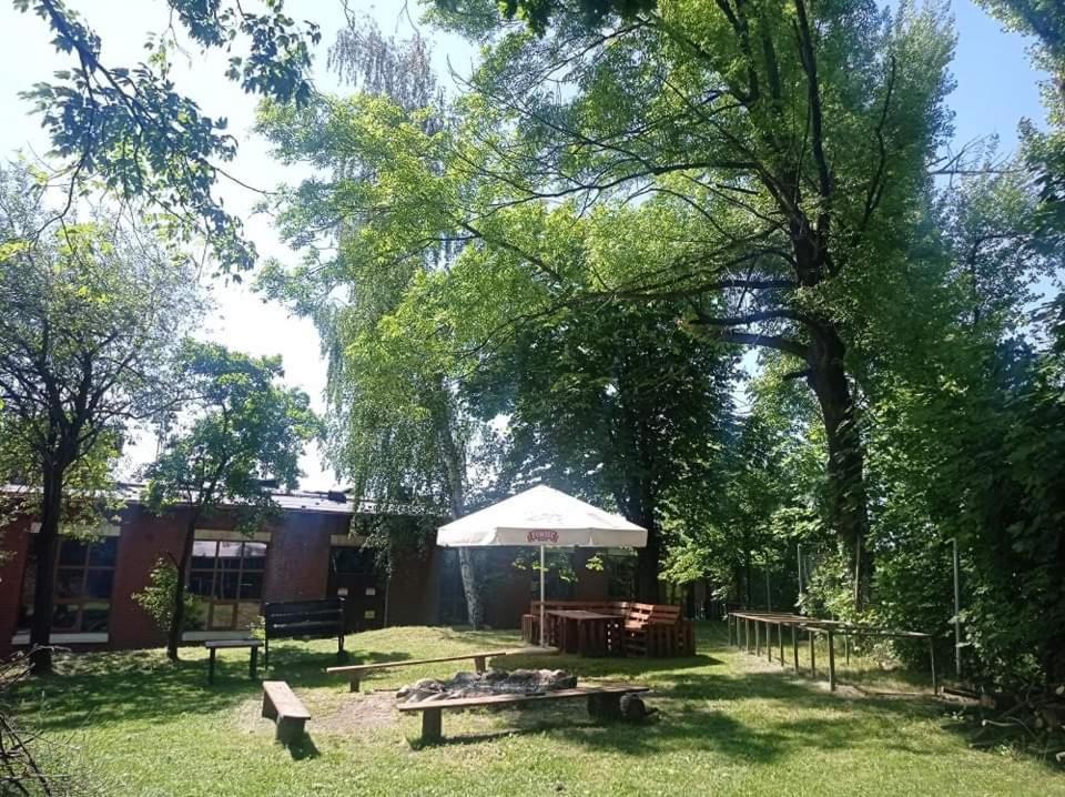 Wagony Sypialne W Muzeum Kolejnictwa Hotell Jaworzyna Slaska Exteriör bild